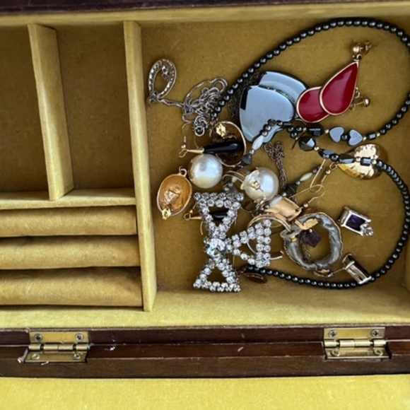 Jewelry Box with mystery jewelry - Picture 2 of 6